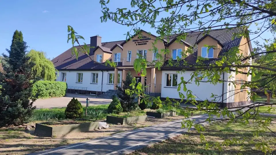 Ludowe brzmienia uczennic na Festynie w Radzanowie