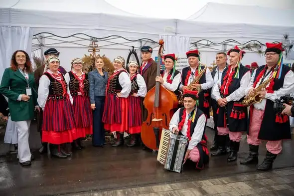 Kapela Ludowa ze Skalbmierza zachwyciła na Dożynkach Prezydenckich w Tryńczy