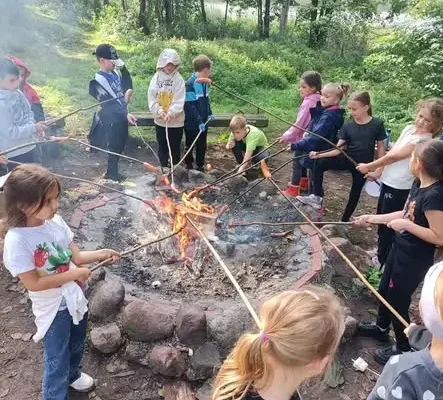 Uczniowie klas 1–4 z Kowala sprzątali okolice Jeziora Dzilno