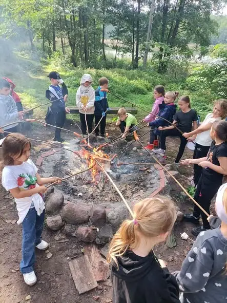Uczniowie klas 1–4 z Kowala sprzątali okolice Jeziora Dzilno