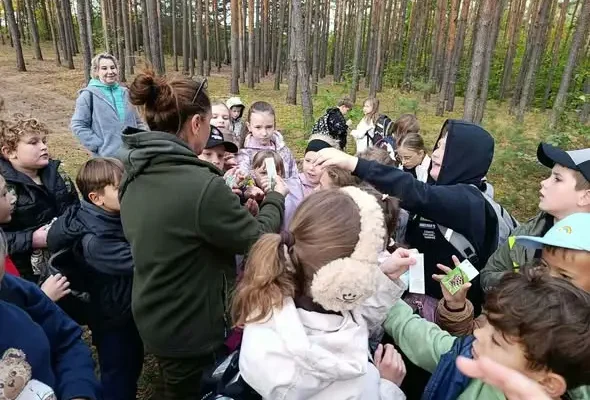 Leśna wyprawa klas 2A i 3B z pracownikami Przedborskiego Parku Krajobrazowego