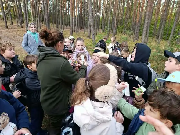 Leśna wyprawa klas 2A i 3B z pracownikami Przedborskiego Parku Krajobrazowego