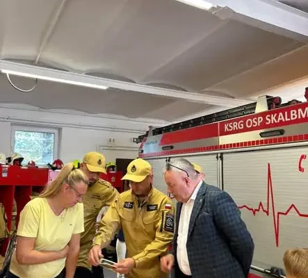 Pierwszy defibrylator AED w gminie Skalbmierz – mieszkańcy przeszli szkolenie z pierwszej pomocy