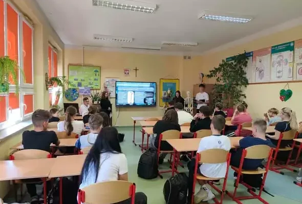 Licealiści z Przedborza poprowadzili lekcję anatomii dla siódmoklasistów