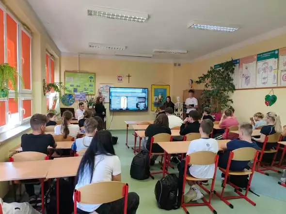 Licealiści z Przedborza poprowadzili lekcję anatomii dla siódmoklasistów