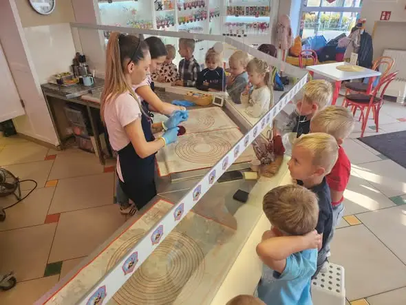 Przedszkolaki z wycieczką w Kielcach – karmel, spacer i teatr