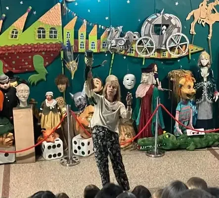 Uczniowie klas VII i VIII odkrywali teatr lalek w Grotesce