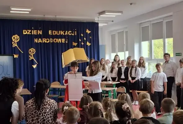 Dzień Edukacji Narodowej w szkole: uczniowie rozbawili nauczycieli do łez
