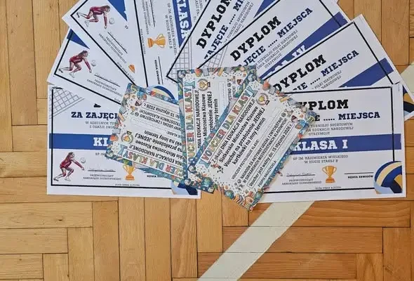 Siatkarski turniej w szkole z okazji Dnia Edukacji Narodowej – voucher na kartkówkę nagrodą główną