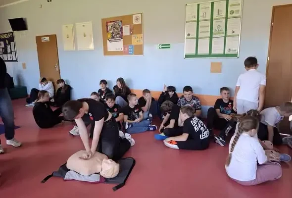 Rekord w udzielaniu pierwszej pomocy – 120 uczniów ćwiczyło resuscytację