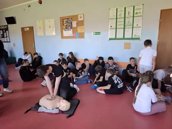 Rekord w udzielaniu pierwszej pomocy – 120 uczniów ćwiczyło resuscytację