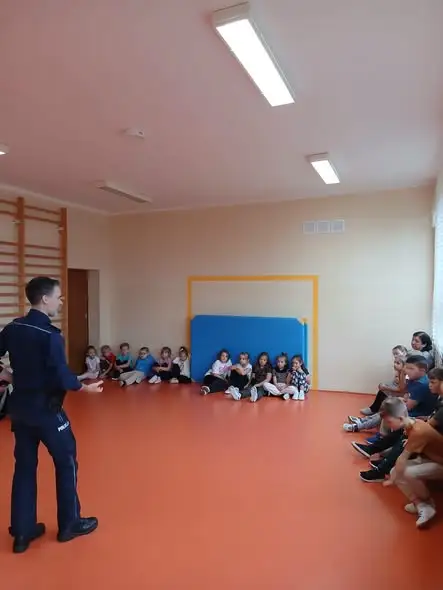 Policjant w szkole: bezpieczeństwo, fake newsy i odpowiedzialność prawna